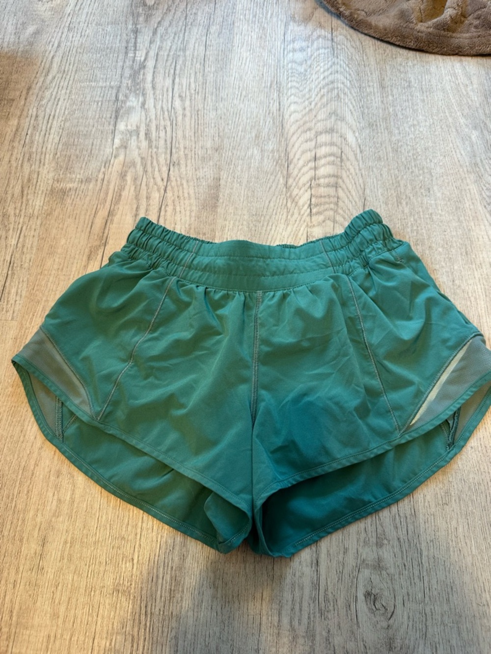 Lululemon low rise hotty hot shorts 2.5”
